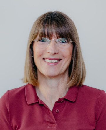 Portrait von Christina Drose vor hellem Hintergrund